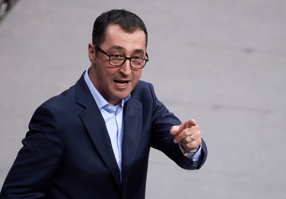 epa06554832 Cem Oezdemir of the Alliance 90/The Greens party speaks facing to members of the &#039;Alternative for Germany&#039; (AfD) party during a session of the German &#039;Bundestag&#039; parlia ...