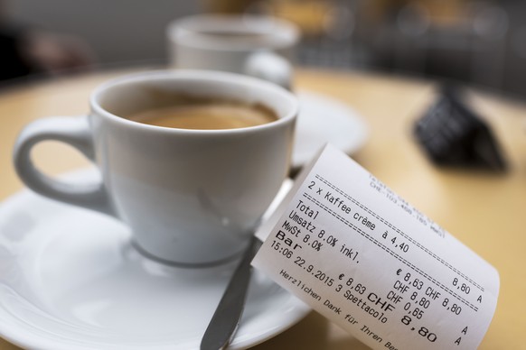 ARCHIV - ZUR WINTERSESSION 2019 MIT DEM THEMA MEHRWERTSTEUER, STELLEN WIR IHNEN FOLGENDES BILDMATERIAL ZUR VERFUEGUNG - The price and added value tax VAT on a receipt for the consumation of a coffee,  ...