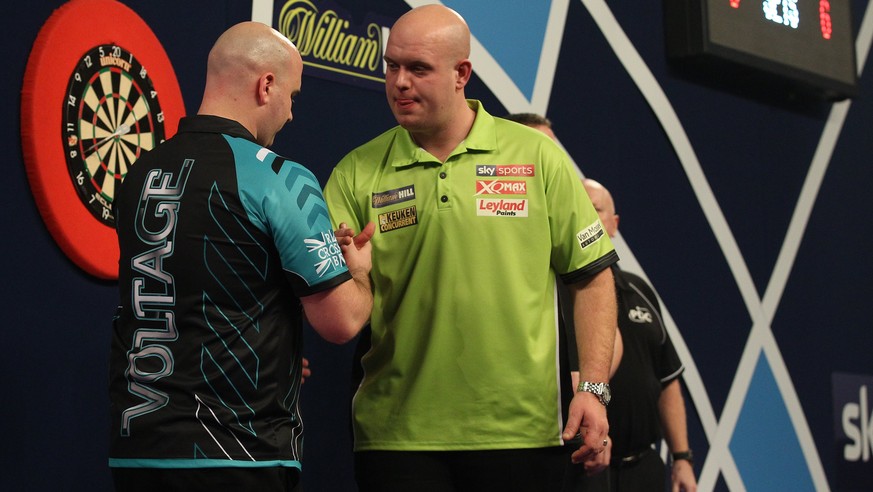 epa06410869 Rob Cross (L) of England shakes hands with Michael van Gerwen (R) of the Netherlands during their PDC World darts semi final match at the Alexander Palace in north London, Britain, 30 Dece ...