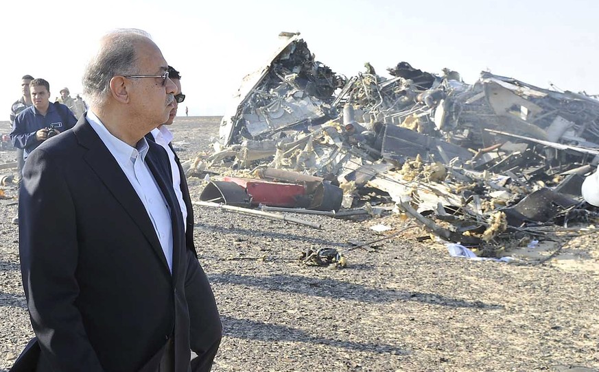 Ägyptens Premier Sherif Ismail schaut auf die Absturzstelle.