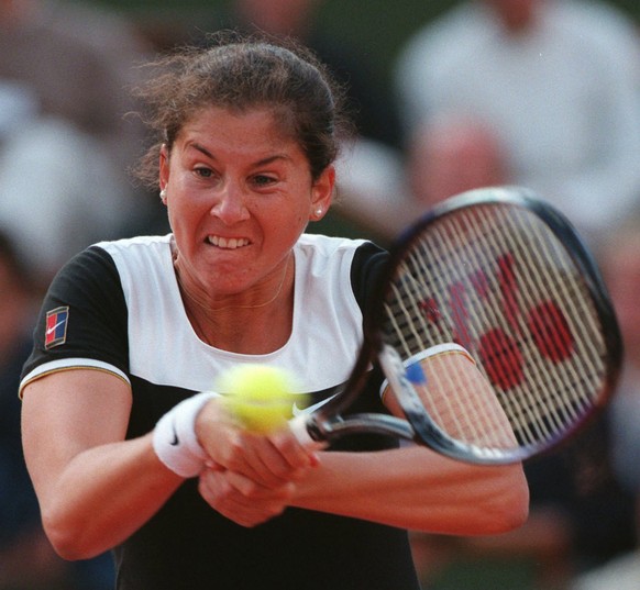 Monica Seles of the USA hits a backhand to Mary Pierce of France in the third round of the French Open tennis tournament in Paris Sunday June 1, 1997. (AP photo/Lionel Cironneau)