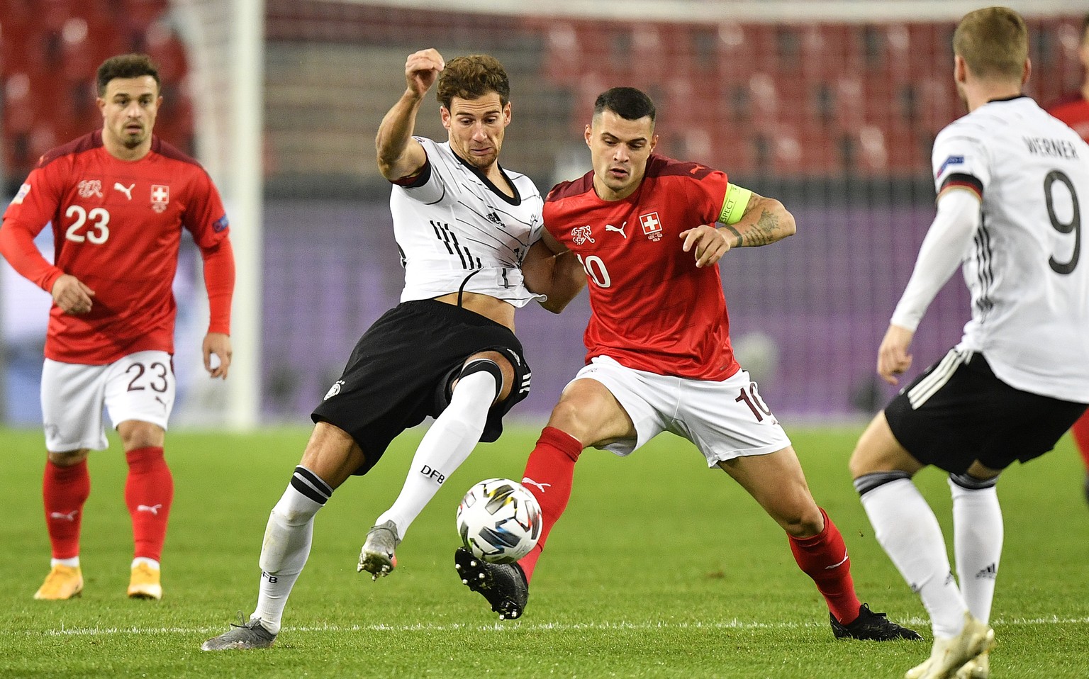 Germany&#039;s Leon Goretzka, left, and Switzerland&#039;s Granit Xhaka challenge for the ball during the UEFA Nations League soccer match between Germany and Switzerland in Cologne, Germany, Tuesday, ...