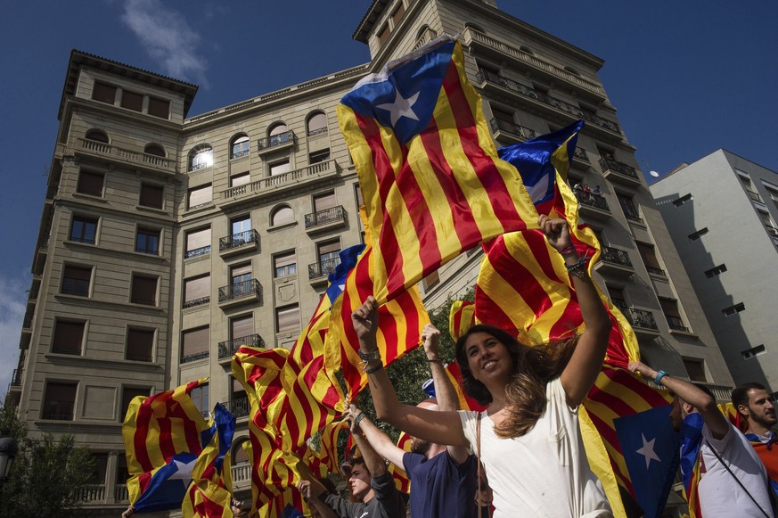 epa06242204 Students wave the Catalonian flags as they demonstrate downtown Barcelona, northeastern Spain, 03 October 2017, to protest against the police actions during the illegal referendum held 01  ...