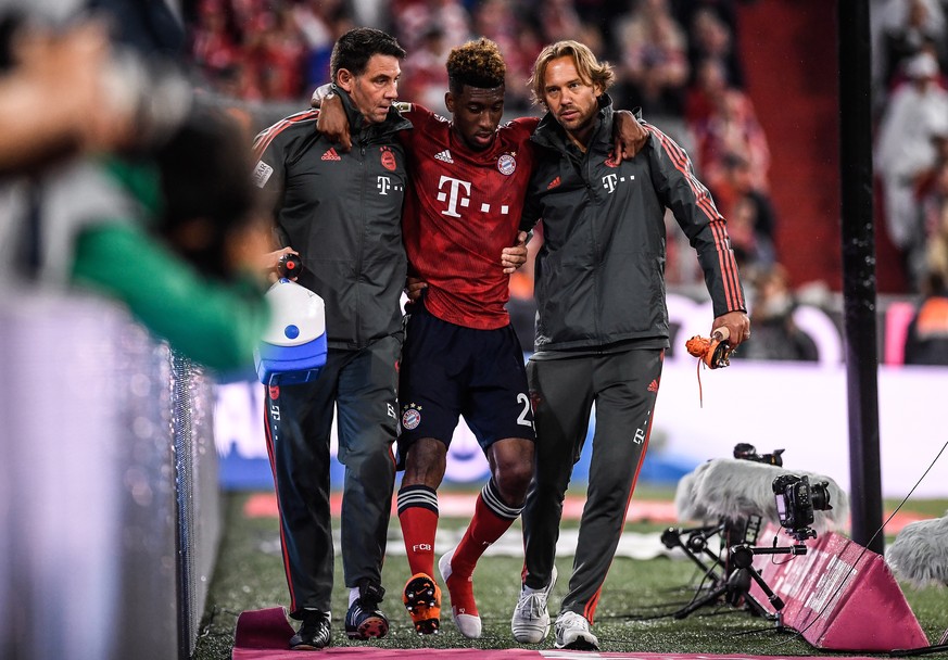 epa06970083 Bayern&#039;s Kingsley Coman (C) is assisted off the pitch during the German Bundesliga soccer match between Bayern Munich and 1899 Hoffenheim in Munich, Germany, 24 August 2018. EPA/LUKAS ...