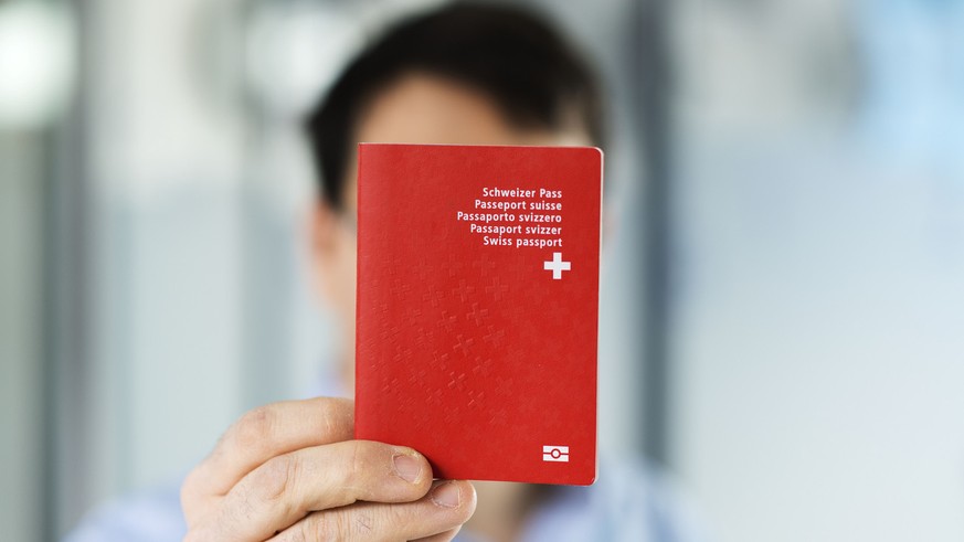 Ein Mann haelt einen biometrischen Schweizer Pass in der Hand, aufgenommen am 10. Februar 2014 in Bern. (KEYSTONE/Christian Beutler)

A man holds a Swiss biometric passport, pictured in Bern, Switzerl ...