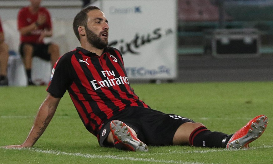 epa06972759 Milan&#039;s Gonzalo Higuain reacts during the Italian Serie A soccer match SSC Napoli vs AC Milan at San Paolo stadium in Naples, Italy, 25 August 2018. EPA/CESARE ABBATE