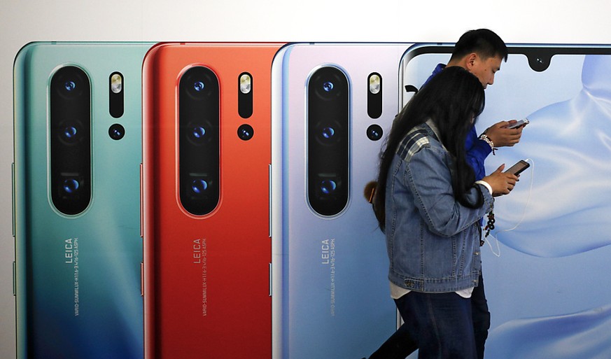Trotz Sanktionen der USA gegen den chinesischen Telekomkonzern Huawei: Swisscom-Chef Urs Schaeppi sieht momentan keinen Grund, den Verkauf von Huawei-Smartphones zu stoppen.