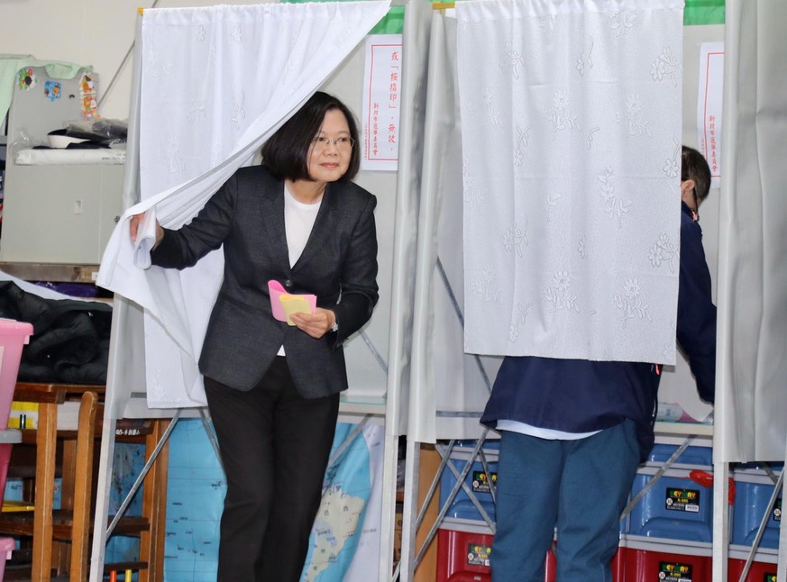 epaselect epa08118354 Taiwan President Tsai Ing-wen votes at a polling station in Taipei, Taiwan, 11 January 2020. Taiwan holds its presidential election on 11 January 2020 where President Tsai, from  ...