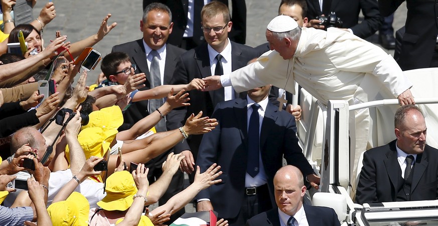 Papst Franziskus grüsst nach der Heiligsprechung auf dem Petersplatz die Menge. &nbsp;