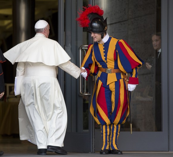Einsatz für weniger Förmlichkeit: Papst Franziskus grüsst einen Schweizergardisten.