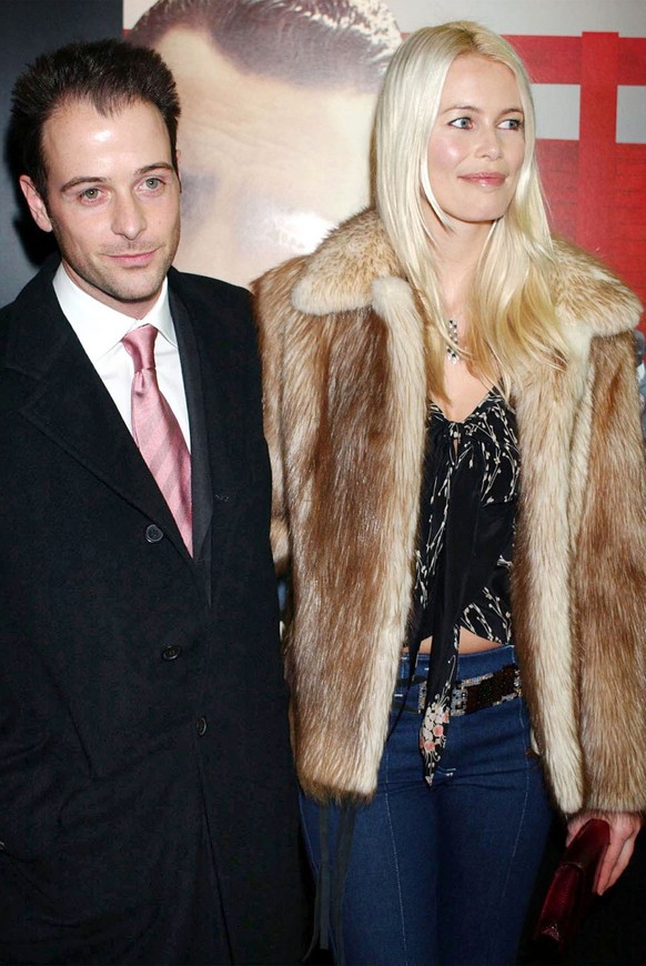 ** ARCHIV ** Ein Archivbild vom 18. Dezember 2001 zeigt die Verlobten Matthew Vaughn, links, und Claudia Schiffer bei der Ankunft zur Filmpremiere von &#039;Mean Machine&#039; in London. Nach zwei ges ...