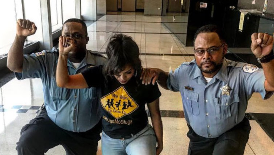 Aktivistin Aleta Clark mit zwei Polizisten aus Chicago.