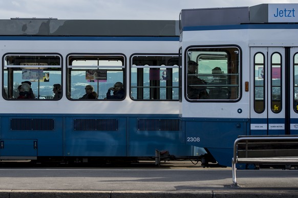 Die Zuercher Strassenbahn &quot;Tram 2000&quot; faehrt am Paradeplatz, aufgenommen am Dienstag, 3. Maerz 2015 in Zuerich. Die Verkehrsbetriebe Zuerich (VBZ) stehen in der Kritik. Bei ihrem Vergabeents ...