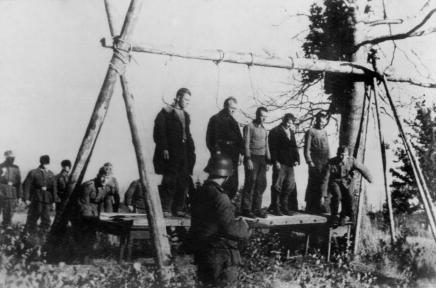 Fünf sowjetische Zivilsten werden im September 1941 gehängt.