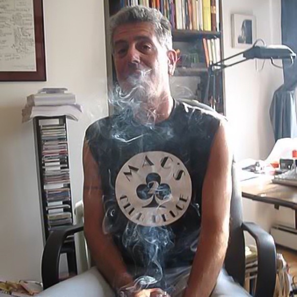 anthony bourdain rauchen kiffen joint spliff marijuana koch essen kochen chef TV parts unknown https://melmagazine.com/the-guy-whos-made-a-career-of-documenting-celebs-getting-stoned-519704825c56
