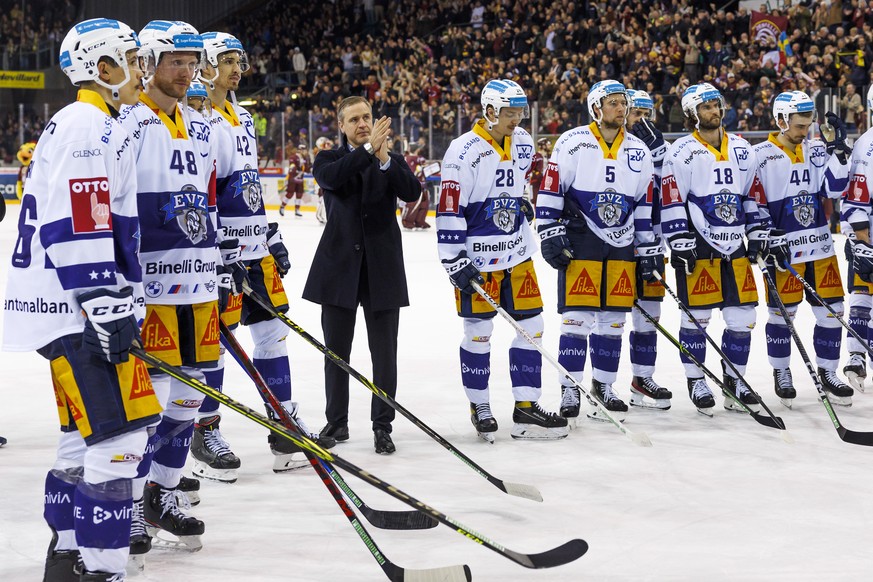 Zug&#039;s Head coach Dan Tangnes, centre, and his players greet their supporters after losing against the team Geneve-Servette, during the Fifth leg of the National League Swiss Championship semifina ...