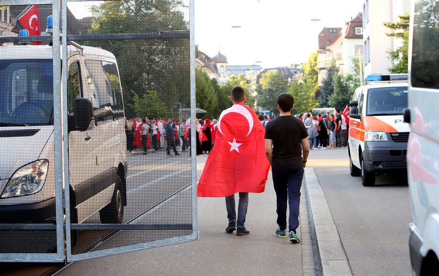 Ungefaehr 200 Tuerken versammeln sich vor der tuerkischen Botschaft um fuer den tuerkischen Praesidenten Recep Tayyip Erdogan zu demonstrieren waehrend die Polizei Praesenz markiert am Samstag, 16. Ju ...