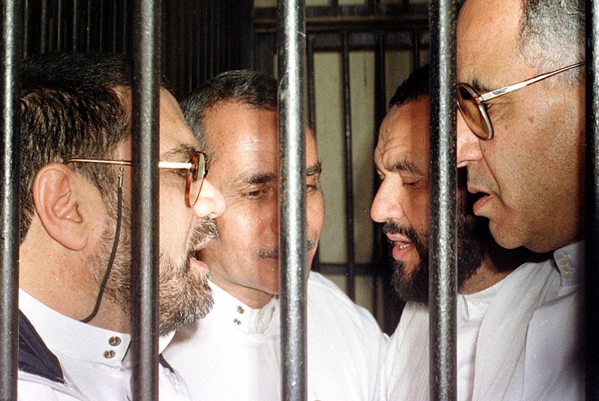 Die Muslimbrüder (v. l. n. r.): Mukhtar Nouh, Khaled Badawi, der Anführer Mohammed Badie und Mohammed Ali Bishr hinter Gitterstäben im Militärgericht von Kairo.&nbsp;