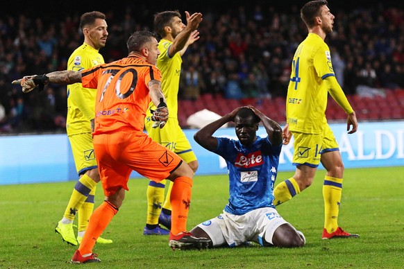 epa07189754 Chievo&#039;s goalkeeper Stefano Sorrentino (2-L) and Napoli&#039;s Kalidou Koulibaly (2-R) react during the Italian Serie A soccer match between SSC Napoli and AC Chievo Verona at the San ...