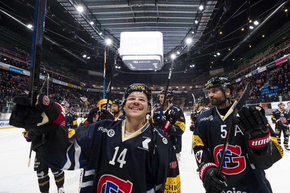 Joie des joueurs fribourgeois apres la victoire, lors de la rencontre du championnat suisse de hockey sur glace de National League entre le HC Fribourg-Gotteron et le Geneve-Servette Hockey Club mardi ...