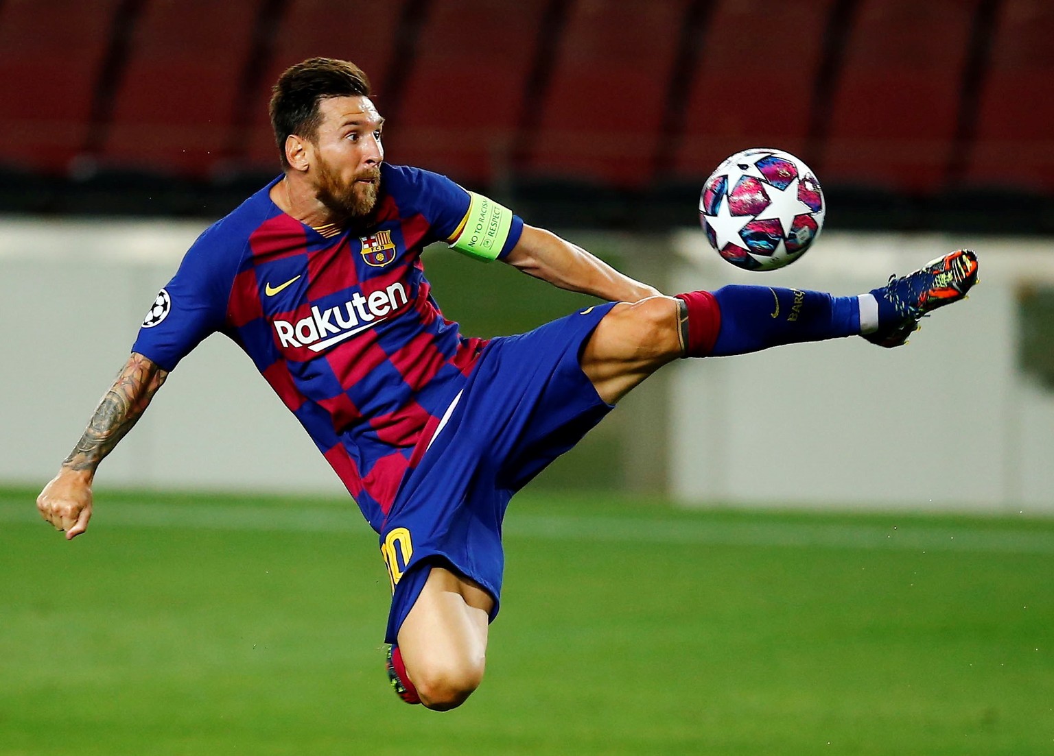 epa08592464 FC Barcelona&#039;s Lionel Messi in action during the UEFA Champions League round of 16 second leg soccer match between FC Barcelona and SCC Napoli in Barcelona, Catalonia, north eastern S ...