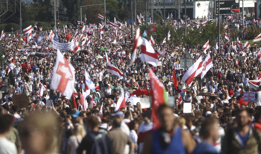 Belarusian opposition supporters with an old Belarusian national flags march in Minsk, Belarus, Sunday, Aug. 30, 2020. Sunday&#039;s demonstration marked the beginning of the fourth week of daily prot ...