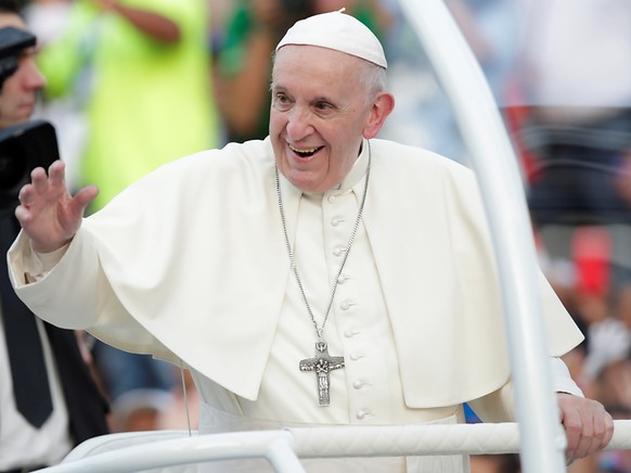 Lange auf den Papst warten mussten am Sonntag Gläubige auf dem Petersplatz. Papst Franziskus blieb nämlich auf dem weg zu ihnen in einem Lift stecken und musste von einem Feuerwehrmann aus der misslic ...