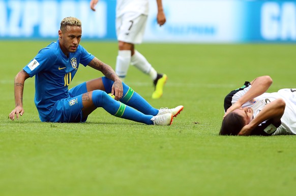 epa06830582 Neymar of Brazil (L) and Oscar Duarte of Costa after a tackling during the FIFA World Cup 2018 group E preliminary round soccer match between Brazil and Costa Rica in St.Petersburg, Russia ...