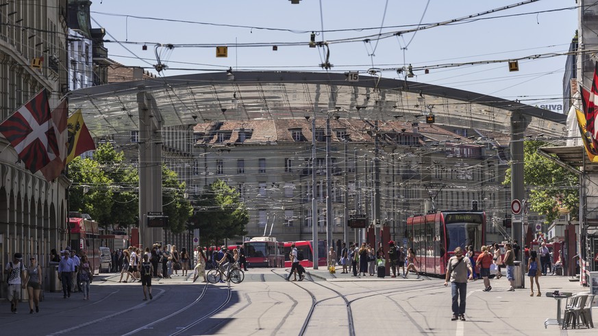 Blick auf den Bahnhofplatz mit seinem glaesernen Baldachin, am Sonntag, 28. Juni 2015 in Bern. Die Tramway-Gesellschaft fuehrt an einem Sonntag im Monat oeffentliche Rundfahrten mit der Dampflok G 3/3 ...