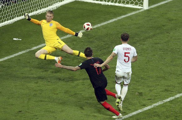 BILD DER WOCHE INTERNATIONAL - Croatia&#039;s Mario Mandzukic, 2nd right, scores his side&#039;s second goal during the semifinal match between Croatia and England at the 2018 soccer World Cup in the  ...