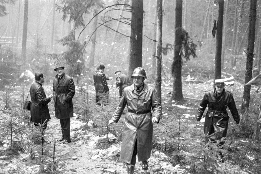 Feuerwehrleute, Polizisten und Journalisten bei der Absturzstelle des Swissairflugzeuges, Coronado CV-990, im Wald in der Naehe von Wuerenlingen im Kanton Aargau. Am 21. Februar 1970 explodierte - kur ...