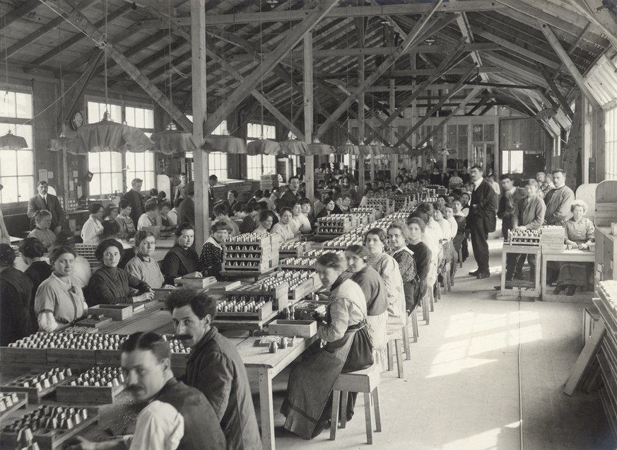 Fabrikation von Munitionsbestandteilen in der Firma Piccard, Pictet &amp; Cie Genève. Die seit 1915 wachsende Kriegsmaterialproduktion führte in der Metall- und Maschinenindustrie rasch zu einem Arbei ...