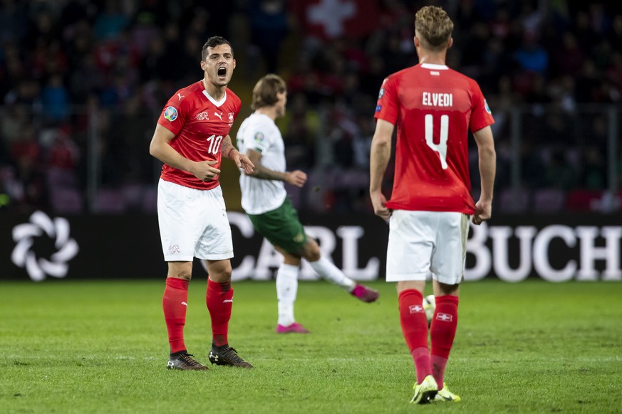 Switzerland&#039;s midfielder Granit Xhaka, links, mit Switzerland&#039;s defender Nico Elvedi, waehrend dem Fussballspiel zur European Qualifiers UEFA EURO 2020 zwischen der Schweiz und Irland am Die ...