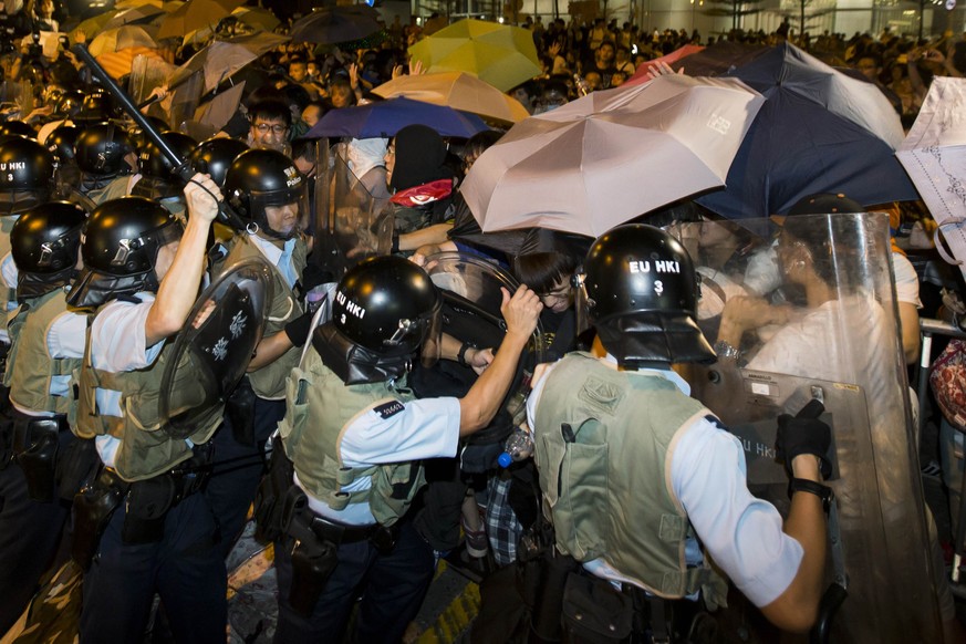 Ein massives Polizeiaufgebot soll die Proteste in Schach halten.