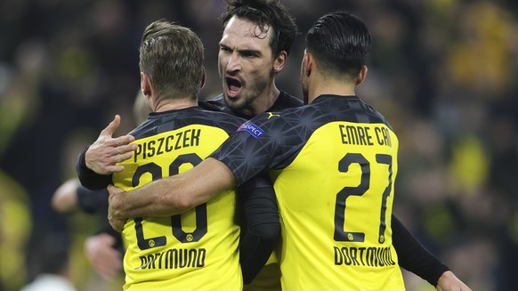 epa08226847 Dortmund&#039;s Lukasz Piszczek (L), Mats Hummels (C) and Emre Can (R) celebrate after the UEFA Champions League round of 16 first leg soccer match between Borussia Dortmund and Paris Sain ...
