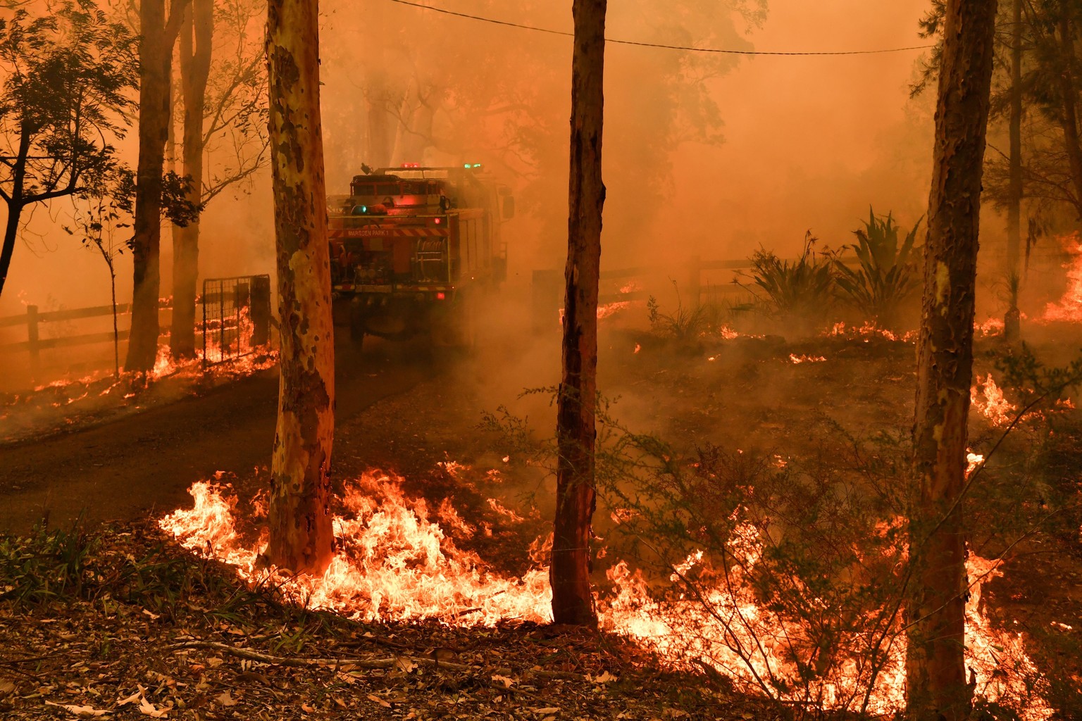 epa08048248 Fire trucks stand by during a bushfire in Werombi, 50km south west of Sydney, Australia, 06 December 2019. EPA/MICK TSIKAS AUSTRALIA AND NEW ZEALAND OUT