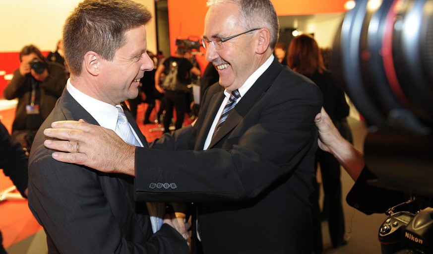 Zwei Präsidenten erfolgreicher Kleinparteien: Martin Bäumle von den Grünliberalen und der damalige BDP-Chef Hans Grunder beglückwünschen sich am Wahltag 2011.&nbsp;