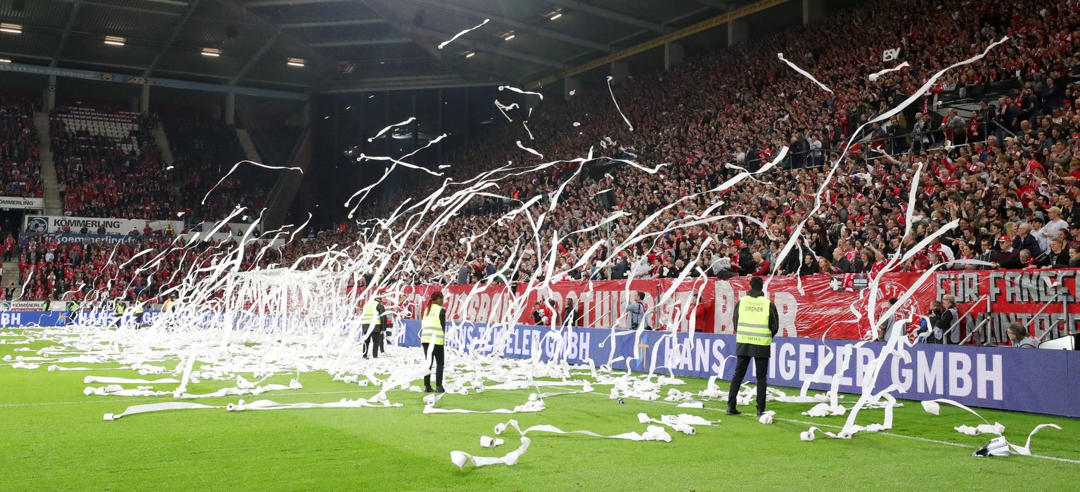 epaselect epa06673776 Spectators throw toilet paper onto the pitch to protest against Bundesliga matches on Mondays during the German Bundesliga soccer match between FSV Mainz 05 and SC Freiburg in Ma ...