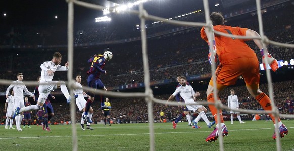 Real-Goalie Iker Casillas sieht den Kopfball von Jérémy Mathieu kommen, wird ihn aber nicht parieren.