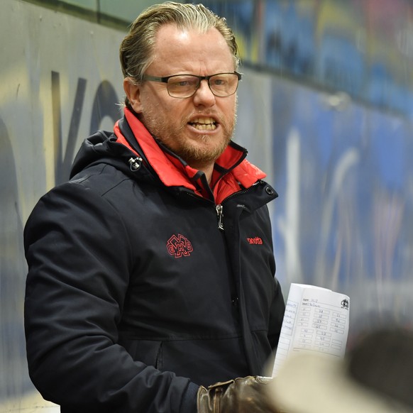 Biels Assistenstrainer Anders Olsson (SWE) hinter der Bande musste heute als Head Coach einspringen, im Eishockey-Qualifikationsspiel der National League zwischen dem HC Davos und dem EHC Biel, am Fre ...