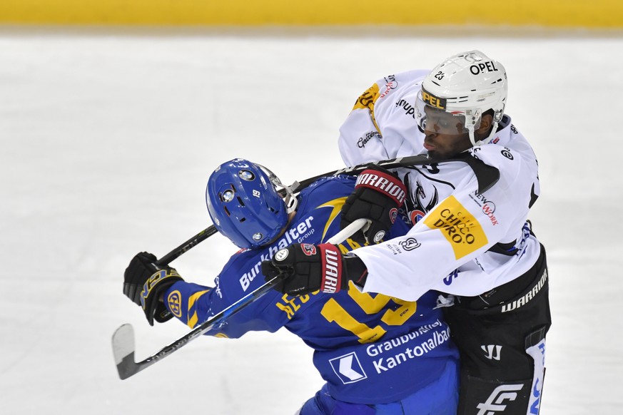 Zweikampf zwischen dem Davoser Marc Aeschlimann, links und dem Fribourger Nelson Chiquet, beim Eishockey Meisterschaftsspiel in der Qualifikation der National League zwischen dem HC Davos und dem HC F ...