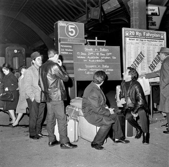 Italienische Gastarbeiter warten am 17. Dezember 1966 auf dem Hauptbahnhof in Zuerich auf Informationen ueber die Streiks in Italien. Die Gastarbeiter wollen die Feiertage ueber Weihnachten in ihrer H ...