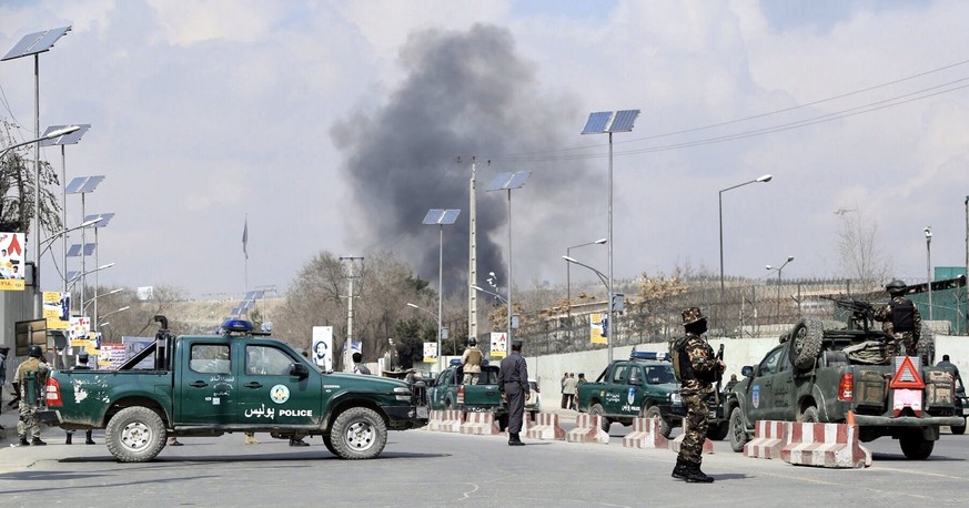 epa05835514 Security forces guard the area as smoke billows from the Sardar Daud Khan&#039;s Hospital, also known as Kabul Military Hospital, during an attack by suspected militants in Kabul, Afghanis ...