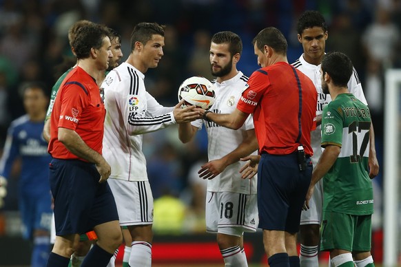 Andenken: Ronaldo kriegt nach seinen vier Toren gegen Elche vom Unparteiischen den Ball geschenkt.