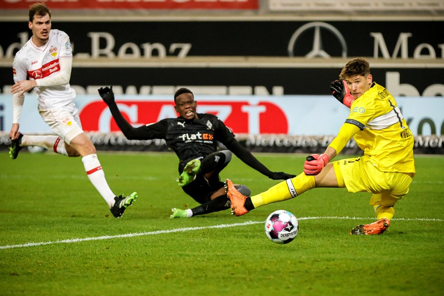 epa08942481 Stuttgart&#039;s goalkeeper Gregor Kobel (R) concedes the 1-2 goal against Moenchengladbach&#039;s Denis Zakaria (C) during the German Bundesliga soccer match between VfB Stuttgart and Bor ...