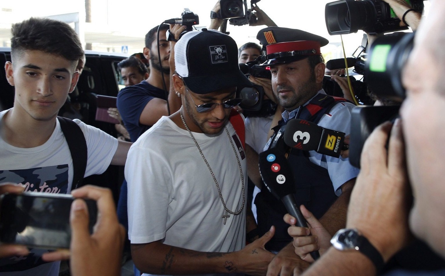 epa06123925 Brazilian striker Neymar Jr (C), arrives at the airport in Barcelona, northeastern Spain, 04 August 2017. Neymar Jr will arrive in Paris later in the day to be presented as new player of P ...