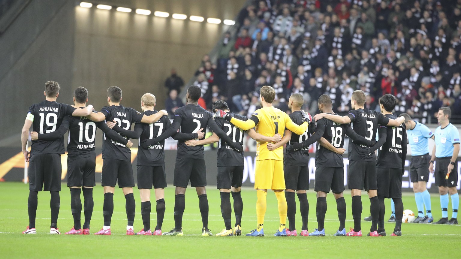 epa08231642 Eintracht Frankfurt players observe a minute of silence in memory of the people killed in two shootings in Hanau before the UEFA Europa League round of 32, first leg soccer match between E ...