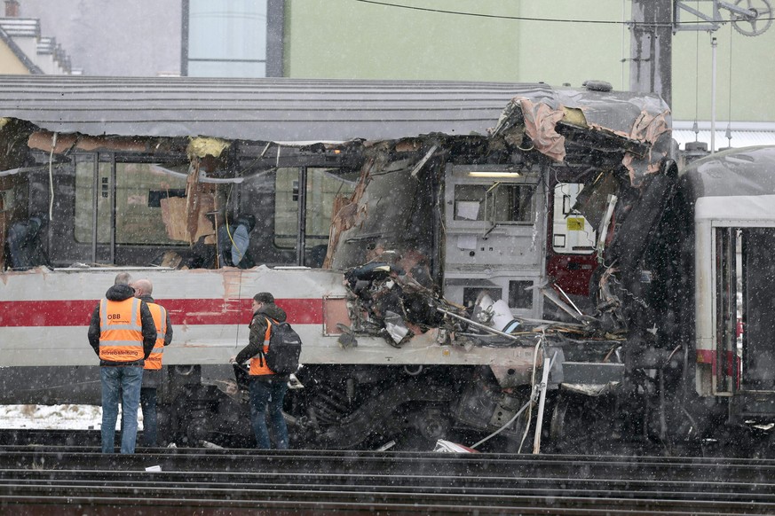 Bei einer Zugkollision am Montag, 12. Februar 2018, in Niklasdorf dürfte es zumindest ein Todesopfer sowie 15 bis 20 Verletzte geben haben. Im Bild: Die Unfallstelle. (KEYSTONE/APA/ERWIN SCHERIAU)