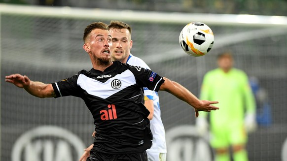 epa07893497 Lugano&#039;s player Marco Aratore (L) fight for the ball with Kiev&#039;s player Tomasz Kedziora during the UEFA Europa League Group B soccer match between FC Lugano and Dynamo Kiev at th ...