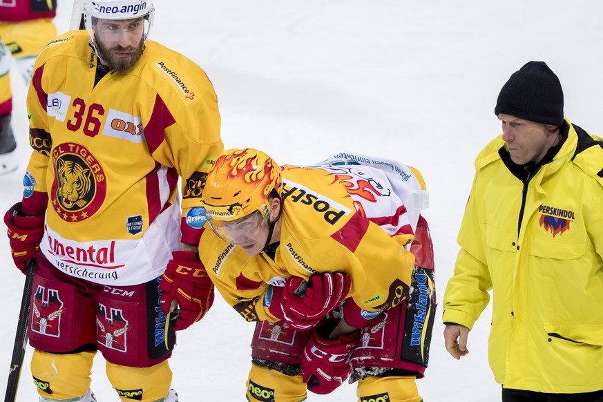 Langnau Antti Erkinjuntti, Mitte, geht verletzt vom Feld direkt in die Garderobe waehrend dem Eishockey-Meisterschaftsspiel der National League zwischen dem SC Bern und den SCL Tigers am Samstag, den  ...